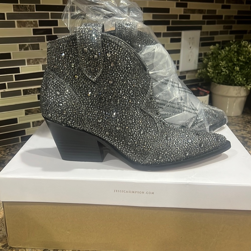 Short boots size 8.5